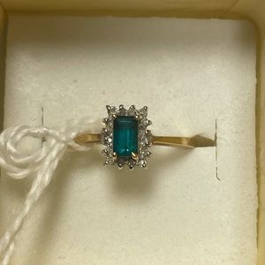 Very pretty 10kt yellow gold emerald ring